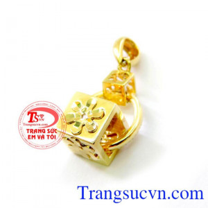 mặt dây chuyền nữ 10k sản xuất hình móc khóa hộp lồng vào vòng tròn như sự gắn kết không thể tách rời từ những điều giản dị nhất. Móc khóa mặt dây yêu thương