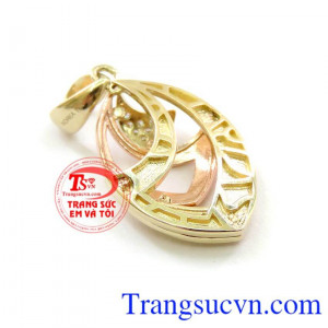 mặt dây chuyền kết hợp với nhiều mẫu dây nhỏ xinh đem lại sự sang trọng cho phái đẹp. Mặt nữ giọt nước 3 màu