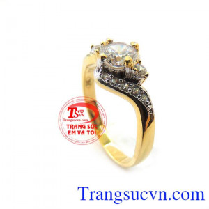 Vàng tây sang trọng nhẫn nữ được gắn đá tinh tế, thiết kế theo sự thùy mị của phái nữ, trang sức em và tôi luôn cung cấp những sản phẩm tốt nhất và đảm bảo chất lượng.