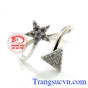 Nhẫn Nữ Vàng Trắng Ngôi Sao May Mắn dành cho những chủ nhân xinh đẹp là phụ kiện trang sức nhỏ nhắn, dịu dàng để phù hợp với trang phục và công việc. Kiểu phụ kiện này là gợi ý hay ho cho các cô nàng văn phòng trẻ trung và duyên dáng.