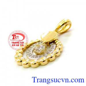 Mặt dây chuyền nữ 10k thiết kế dạng hạt bi nhỏ 3 lớp như những vầng hào quang tỏa sáng rực rỡ đem lại cho người đeo nét trẻ trung, quý phái. Mặt nữ hào quang rực rỡ