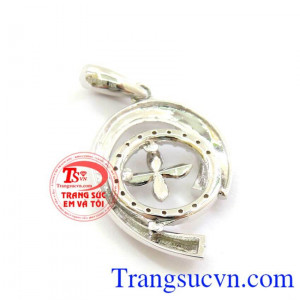 Mặt cỏ 4 lá vàng trắng