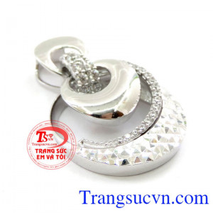 Mặt vàng trắng quý phái,