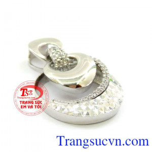 Chiếc mặt dây quý phái kết hợp với các phụ kiện trang sức khác sẽ tạo nên một vẻ đẹp thời trang. Mặt vàng trắng quý phái,