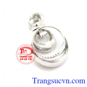 mặt dây chuyền nữ vàng trắng 10k thiết kế 3d sắc sảo với những đường nét quyễn rũ, mềm mại mang lại vẻ đẹp quyền lực cho người phụ nữ. Mặt vàng trắng quý phái,