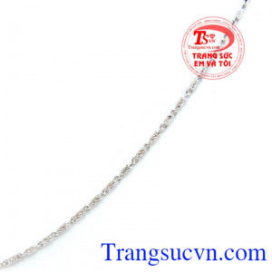 Dây chuyền vàng trắng kết hợp với mặt vàng trắng đeo nổi bật, là món quà tặng xin xắn cho phái đẹp