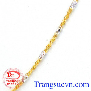 Dây chuyền bện kết hợp với mắt xích sáng, đính đá sang trọng