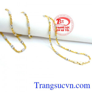 Dây chuyền kết hợp với nhiều mặt là bộ trang sức không thể bỏ qua