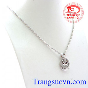 Bộ mặt dây vàng trắng dành tặng cho mẹ và bạn gái vào những dịp quan trọng.