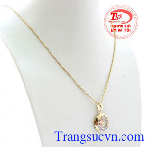 bộ trang sức vàng 10k, dây chuyền nhập khẩu Italy nhỏ xinh làm nổi bật chiếc mặt hình trăng và sao tạo vẻ đẹp nhẹ nhàng, thanh lịch cho người phụ nữ. Bộ dây non nước hữu tình
