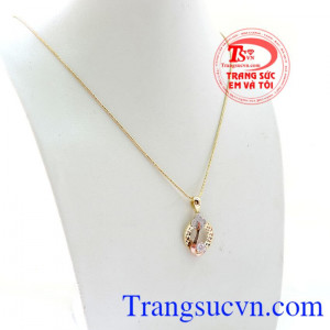 Mặt dây chuyền đẹp kết hợp với dây xinh xắn nhập khẩu từ Italy là một bộ trang sức không thể bỏ lỡ cho các quý cô hiện đại. Bộ mặt chữ Q xinh