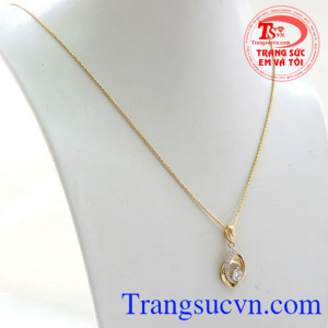 bộ trang sức nữ đẹp dịu dàng, dây chuyền nhập khẩu Italy sang trọng kết hợp với mặt dây nhẹ nhàng tinh tế là món trang sức vô cùng thanh lịch dành cho phái đẹp. Bộ trang sức mãi không xa rời nữ