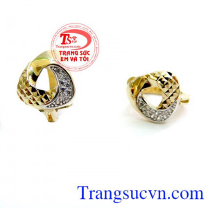 Với sự đa dạng về kiểu dáng mẫu mã mỗi đôi bông tai mang một sắc thái riêng làm toát lên vẻ đẹp tiềm ẩn của phái nữ. Khuyên Tai Vàng Tây Cho Phái Đẹp