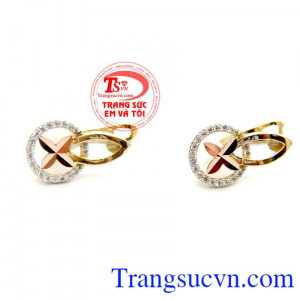 Chiếc bông tai này rất hợp với những cô nàng điệu đà và nữ tính. Bông Tai Hoa Kiểu Lạ Sang Trọng Và Xinh Xắn