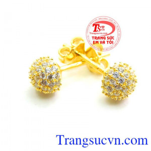 Hoa tai vàng được bảo hành 6 tháng, giao toàn quốc, khách hàng nữ yêu thích. Bông Tai Kết Đá Tròn Đẹp