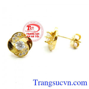 hoa tai được thiết kế theo 4 cánh hoa đan xem vào nhau gắn đá kết tinh tế,chất lượng vàng đảm bảo, dành cho phái đẹp