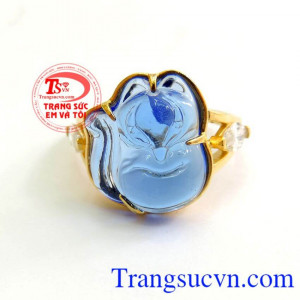 chiếc nhẫn được gắn đá xanh nhân tạo , chiếc nhẫn vàng nữ hồ ly đá xanh sản phẩm đảm bảo chất lượng, được giao bán trên toàn quốc.