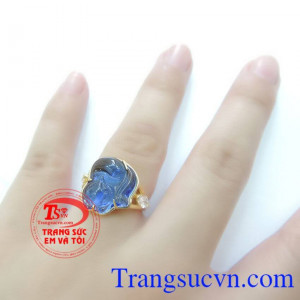 Bán chiếc Nhẫn Nữ Hồ Ly Đá Xanh chất lượng bền đẹp. chiếc Nhẫn Nữ Hồ Ly Đá Xanh chiếc nhẫn được thiết kế nhẹ nhàng đơn giản nhưng mang đầy vẻ sang trọng quý phái cho phái đẹp