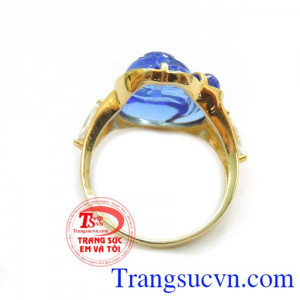 chiếc nhẫn được gắn đá xanh nhân tạo , chiếc nhẫn vàng nữ hồ ly đá xanh sản phẩm đảm bảo chất lượng, được giao bán trên toàn quốc.