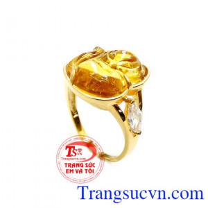 Bán Nhẫn Nữ Hồ Ly Đá Nhân Tạo chất lượng cao. Nhẫn Nữ Hồ Ly Đá Nhân Tạo được thiết kế nhẹ nhàng đơn giản nhưng mang đầy vẻ sang trọng quý phái cho phái đẹp