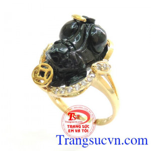 Nhẫn tỳ hưu ngọc cẩm thạch đẹp, nhẫn nữ ngọc cẩm thạch khắc tỳ hưu. Ngọc cẩm thạch hợp với tất cả các mệnh, đeo phong thủy, trừ tà ma, khí độc. Truyền thuyết kể rằng ngọc cẩm thạch thiên nhiên có thể giúp thanh lọc cơ thể, làm tinh thần nhẹ nhàng,an nhiên