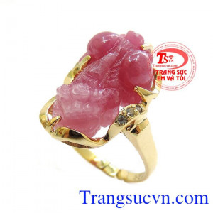 Nhẫn tỳ hưu nữ ruby tinh tế, nhẫn nữ tỳ hưu ruby vàng tây 14k đẹp thời trang, nhẫn tỳ hưu nữ kết hợp với các phụ kiện trang sức ruby khác, đem lại vẻ đẹp thời thượng. Sản phẩm kèm giấy kiểm định.