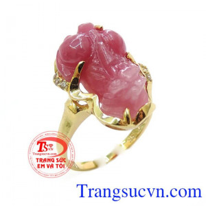 Nhẫn tỳ hưu nữ ruby tinh tế, nhẫn nữ tỳ hưu ruby vàng tây 14k đẹp thời trang, nhẫn tỳ hưu nữ kết hợp với các phụ kiện trang sức ruby khác, đem lại vẻ đẹp thời thượng. Sản phẩm kèm giấy kiểm định.