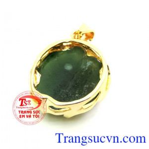 Mặt nữ chiếc lá may mắn