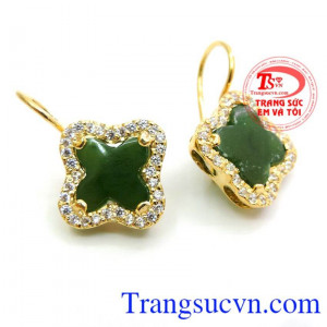 đôi hoa tai vàng 10k, theo bộ nhẫn và mặt dây chuyền, tạo nên vẻ đẹp riêng và vô cùng sang trọng cho người phụ nữ 