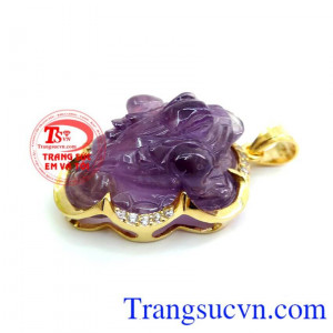 Mặt dây đá quý thạch anh tím TSVN là Mặt dây chuyền đá tím dành cho nữ chất liệu vàng 10k gắn đá tím màu thạch anh dành cho nữ hợp trang phục,đep phong thủy may mắn. Mặt thiềm thừ Amethyst 14k
