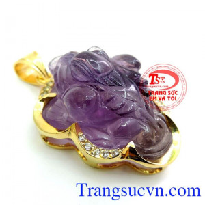 thạch anh tím đem lại sự nhẹ nhàng, thoải mái, giúp trấn an giấc ngủ, màu tím còn là màu của sự chung thủy, giúp dung hòa các mối quan hệ. Mặt thiềm thừ Amethyst 14k