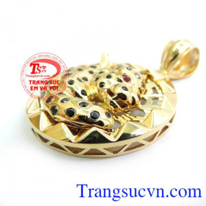 Kết hợp đeo mặt Nam báo vàng với dây chuyền nam vàng tạo nên bộ trang sức nam tuyệt vời
