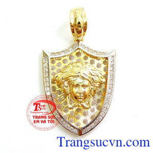 Mặt Khiên Vàng Tinh Tế được làm bằng vàng tây 10k dành cho nam thể hiện đẳng cấp phái mạnh kiểu dáng mạnh mẽ và sang trọng được nhiều người ưa chuộng.