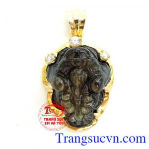 Thiềm thừ hay cọn được gọi là cóc 3 chân hay cóc tài lộc là một linh vật rất được ưa chuộng dùng để cầu tài lộc. Mặt Dây Thiềm Thừ Saphir Bọc Vàng 14k