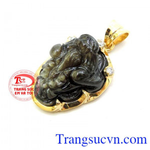 Mặt Dây Thiềm Thừ Saphir Bọc Vàng 14k sang trọng, Saphir là biểu tượng của sự giàu sang thịnh vượng tình yêu và lòng chung thủy.