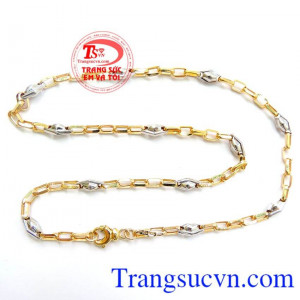 Đeo cổ cùng mặt dây chuyền hoặc đeo trơn