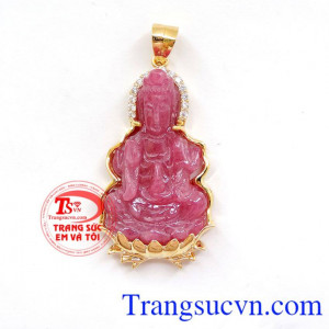 Mặt phật quan âm ruby vàng 14k, mặt ruby bọc vàng 14k. Đá ruby đã tạo nên rất nhiều truyền thuyết và giai thoại trong suốt chiều dài lịch sử nhân loại. Những người Ấn Độ ngày nay luôn tin rằng đá ruby là viên đá của thần linh, chúng gột rửa tâm hồn và man