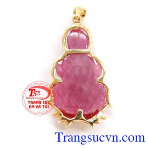 Mặt phật quan âm ruby vàng 14k, mặt ruby bọc vàng 14k. Đá ruby đã tạo nên rất nhiều truyền thuyết và giai thoại trong suốt chiều dài lịch sử nhân loại. Những người Ấn Độ ngày nay luôn tin rằng đá ruby là viên đá của thần linh, chúng gột rửa tâm hồn và man
