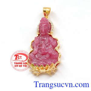 Mặt phật quan âm ruby vàng 14k, mặt ruby bọc vàng 14k. Đá ruby đã tạo nên rất nhiều truyền thuyết và giai thoại trong suốt chiều dài lịch sử nhân loại. Những người Ấn Độ ngày nay luôn tin rằng đá ruby là viên đá của thần linh, chúng gột rửa tâm hồn và man