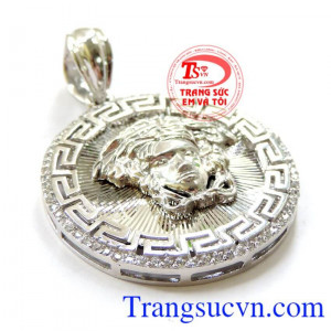 Mặt dây chuyền nam kết hợp với nhiều kiểu dây chuyền tạo nên cá tính cho bạn