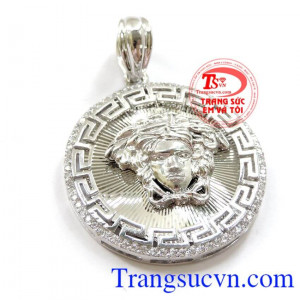 Mặt dây chuyền nam kết hợp với nhiều kiểu dây chuyền tạo nên cá tính cho bạn