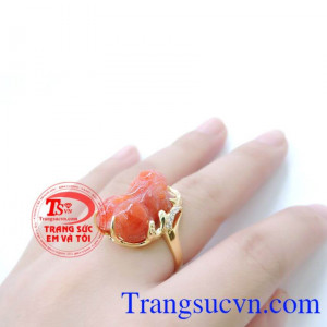 Nhẫn tỳ hưu nữ kết hợp với các phụ kiện trang sức ngọc cẩm thạch khác, đem lại vẻ đẹp thời thượng. Sản phẩm kèm giấy kiểm định.