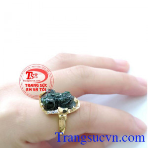 Bán Nhẫn Vàng Tỳ Hưu Nữ Ngọc Cẩm Thạch chất lượng vàng đảm bảo. Nhẫn Vàng Tỳ Hưu Nữ Ngọc Cẩm Thạch dành cho phái đẹp,đem lại nhiều may mắn đến với công danh sự nghiệp, học hành, tiền tài, tình yêu cho người đeo.