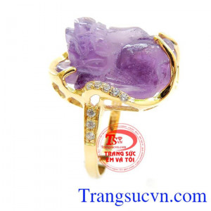Nhẫn Nữ Tỳ Hưu Thạch Anh Tím Tài Lộc Bao thế kỷ qua các vị vua chúa và nữ hoàng đều yêu thích một màu tím hoàng gia,màu tím tình yêu,với ý nghĩa mang lại nhiều may mắn và thu hút tài lộc trong cuộc sống. Sản phẩm bảo hành 12 tháng giao hàng toàn quốc.