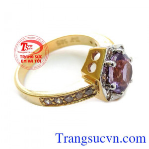Nhẫn Nữ Thạch Anh Tím Trẻ Trung chất lượng cao. Nhẫn Nữ Thạch Anh Tím Trẻ Trung với thiết kế tinh tế tỷ mỉ kết hợp thạch anh tím thiên nhiên mang lại vẻ đẹp sang trọng quý phái cho nữ tôn lên được vẻ đẹp đeo hợp thời trang hợp mệnh hợp phong thủy mang lại