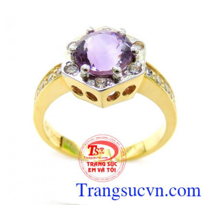 Nhẫn Nữ Thạch Anh Tím Trẻ Trung chất lượng cao. Nhẫn Nữ Thạch Anh Tím Trẻ Trung với thiết kế tinh tế tỷ mỉ kết hợp thạch anh tím thiên nhiên mang lại vẻ đẹp sang trọng quý phái cho nữ tôn lên được vẻ đẹp đeo hợp thời trang hợp mệnh hợp phong thủy mang lại