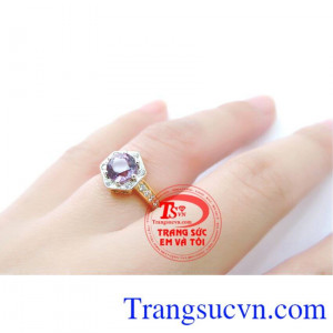 Nhẫn Nữ Thạch Anh Tím Trẻ Trung chất lượng cao. Nhẫn Nữ Thạch Anh Tím Trẻ Trung với thiết kế tinh tế tỷ mỉ kết hợp thạch anh tím thiên nhiên mang lại vẻ đẹp sang trọng quý phái cho nữ tôn lên được vẻ đẹp đeo hợp thời trang hợp mệnh hợp phong thủy mang lại