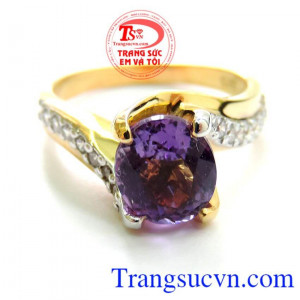 Nhẫn Nữ Vàng 14k Gắn Đá Thạch Anh Tím chất lượng cao. Nhẫn Nữ Vàng 14k Gắn Đá Thạch Anh Tím không chỉ giúp con người làm đẹp mà theo quan niệm dân gian nó còn mang lại nhiều điều may mắn trong cuộc sống.