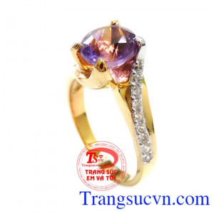 Nhẫn Nữ Vàng 14k Gắn Đá Thạch Anh Tím chất lượng cao. Nhẫn Nữ Vàng 14k Gắn Đá Thạch Anh Tím không chỉ giúp con người làm đẹp mà theo quan niệm dân gian nó còn mang lại nhiều điều may mắn trong cuộc sống.