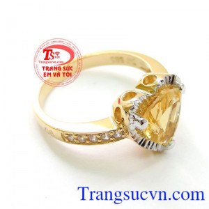 Người đeo nhẫn Thạch Anh Vàng sẽ được tăng cường trí nhớ năng lượng và thêm lạc quan giúp bạn phòng ngừa được bệnh tật chữa được vết cắn của rắn và nhện. Sản phẩm uy tín chất lượng được giao bán trên toán quốc.